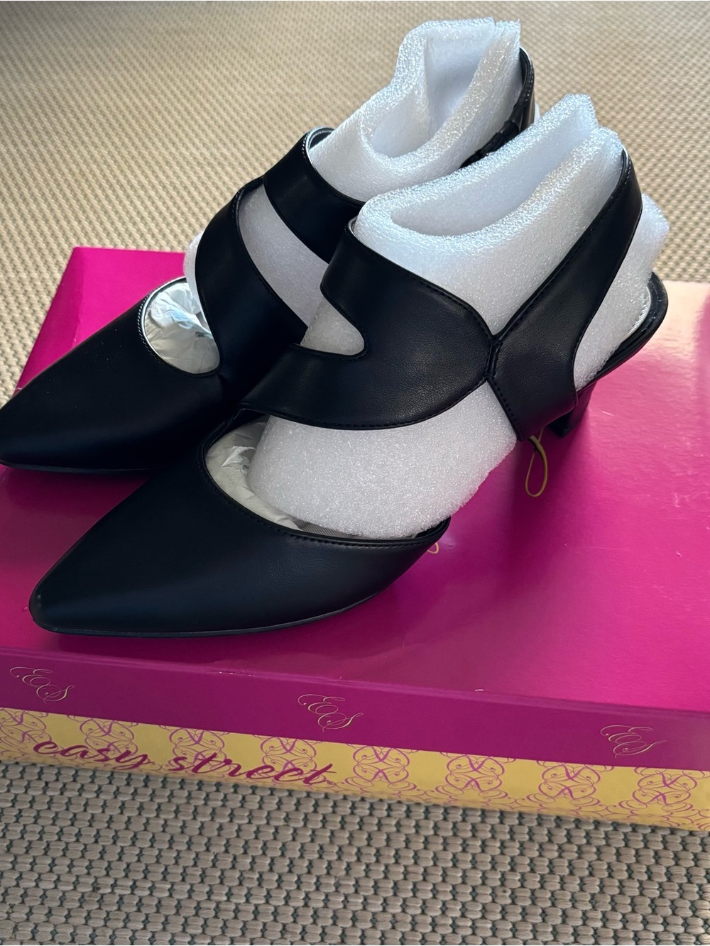 Easy Street Venue Women's Asymmetrical High Heel Size 6.5 Black